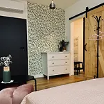 Zagroda Na Pacanach Bed and Breakfast Iwkowa